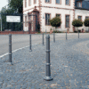 Parkeerpaal model Rustiek 12 Rustieke anti parkeerpaal van aluminium met stalen kern geplaatst in openbare ruimte bij historische omgeving